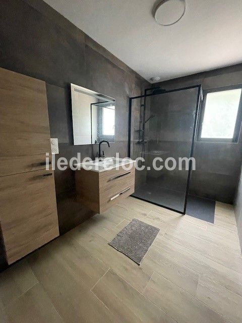 Photo 6 : SALLEDEBAIN d'une maison située à La Flotte-en-Ré, île de Ré.