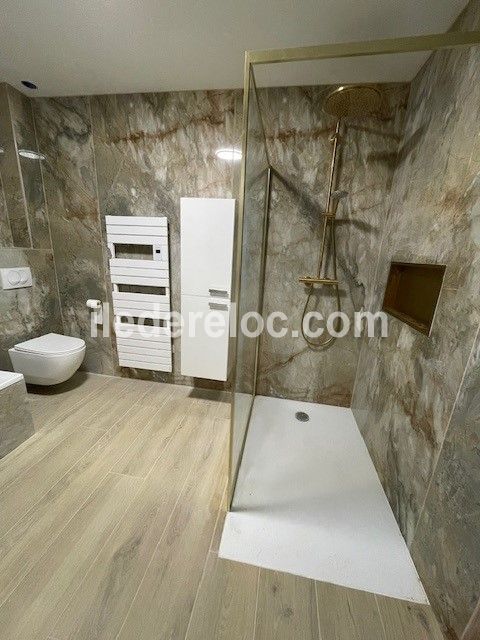 Photo 7 : SALLEDEBAIN d'une maison située à La Flotte-en-Ré, île de Ré.