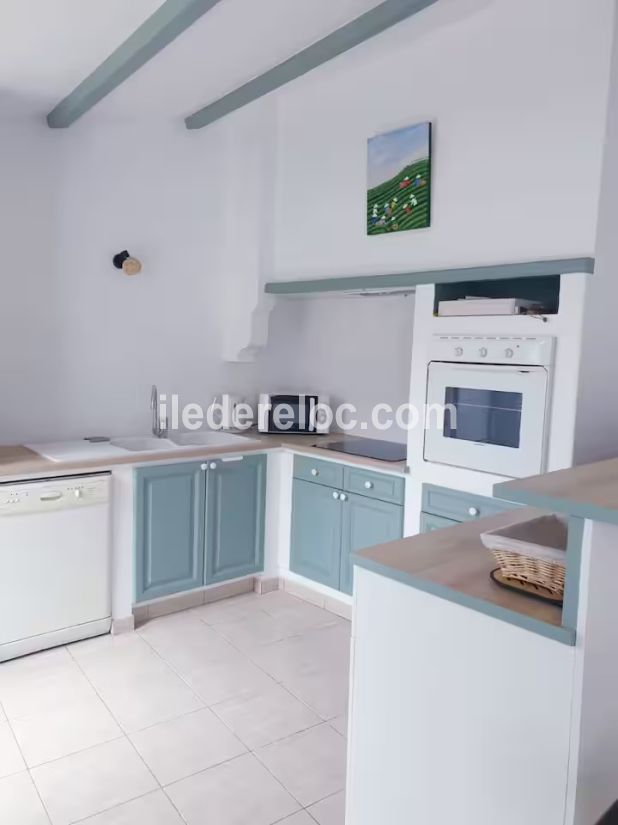Photo 4 : CUISINE d'une maison située à Le Bois-Plage-en-Ré, île de Ré.