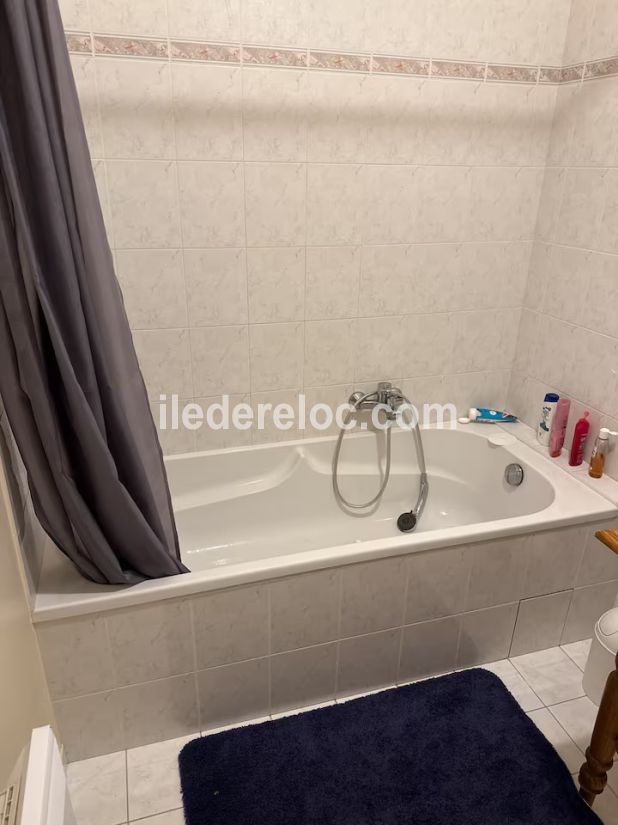 Photo 10 : SALLEDEBAIN d'une maison située à Le Bois-Plage-en-Ré, île de Ré.