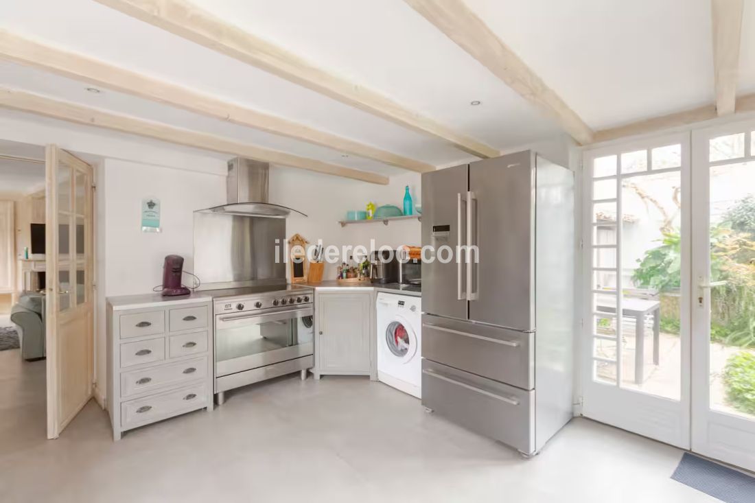 Photo 12 : CUISINE d'une maison située à Saint-Martin-de-Ré, île de Ré.