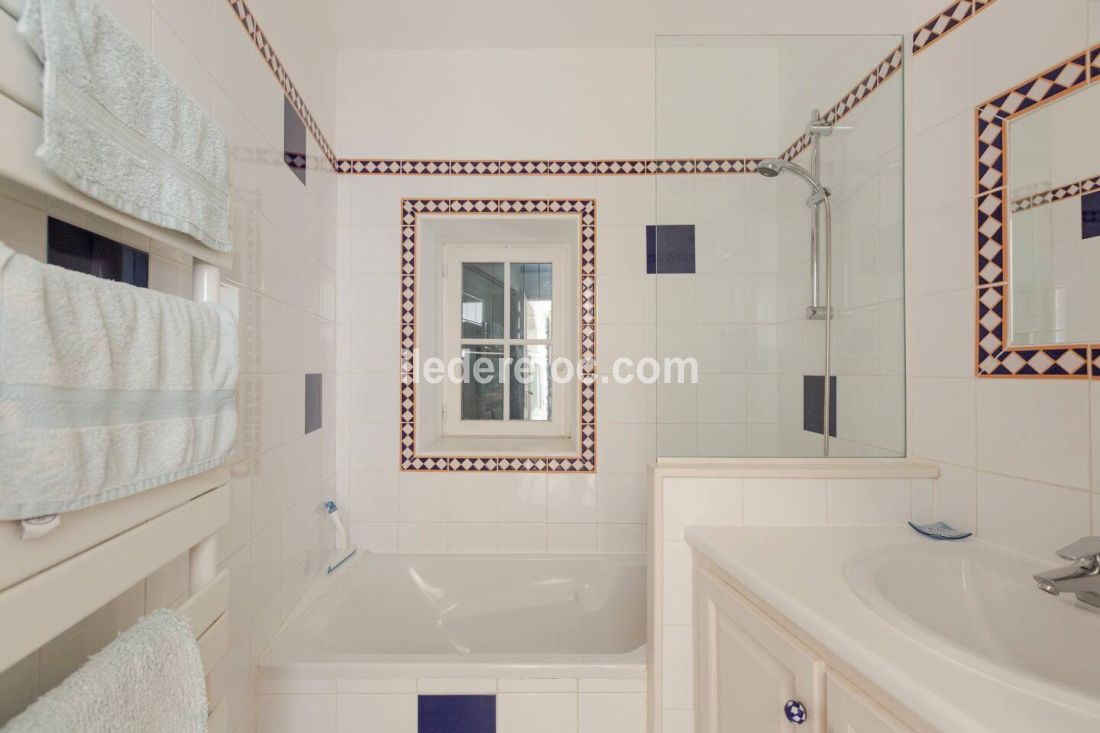 Photo 22 : SALLEDEBAIN d'une maison située à Saint-Martin-de-Ré, île de Ré.