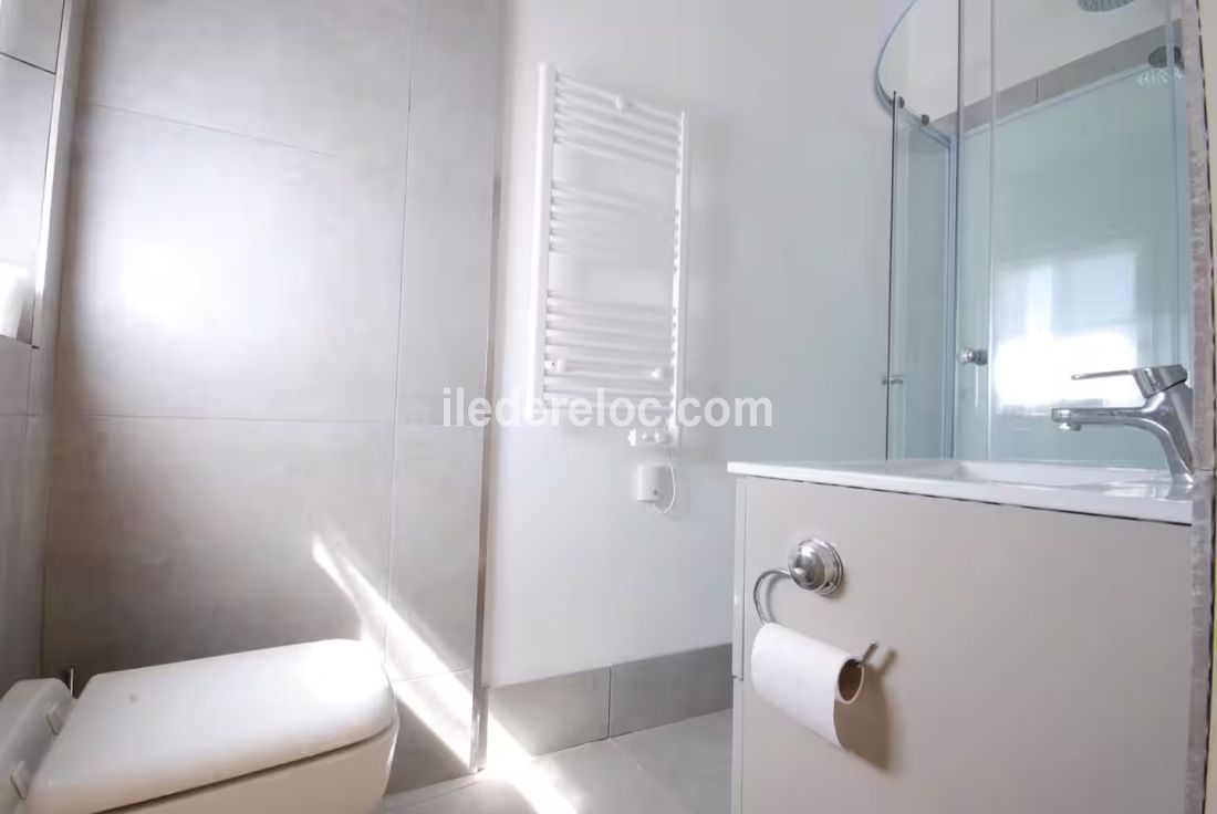 Photo 16 : SALLEDEBAIN d'une maison située à Saint-Martin-de-Ré, île de Ré.