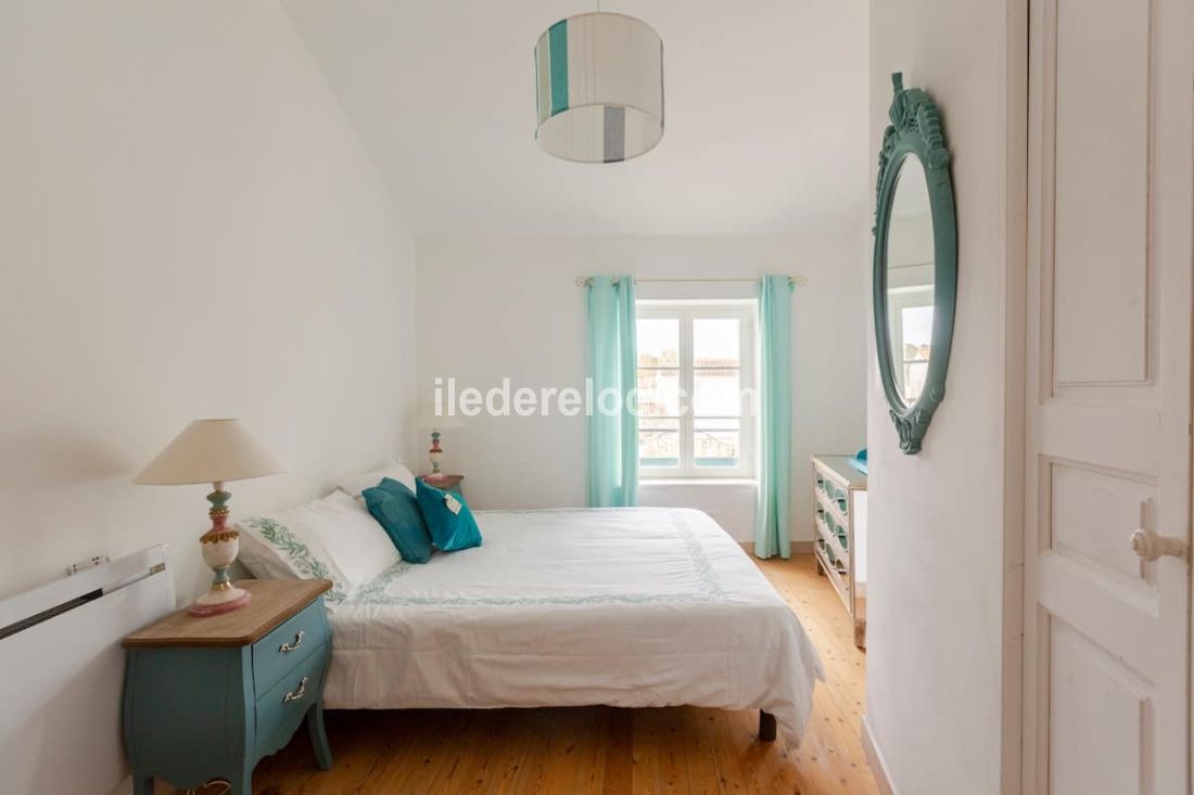 Photo 17 : CHAMBRE d'une maison située à Saint-Martin-de-Ré, île de Ré.