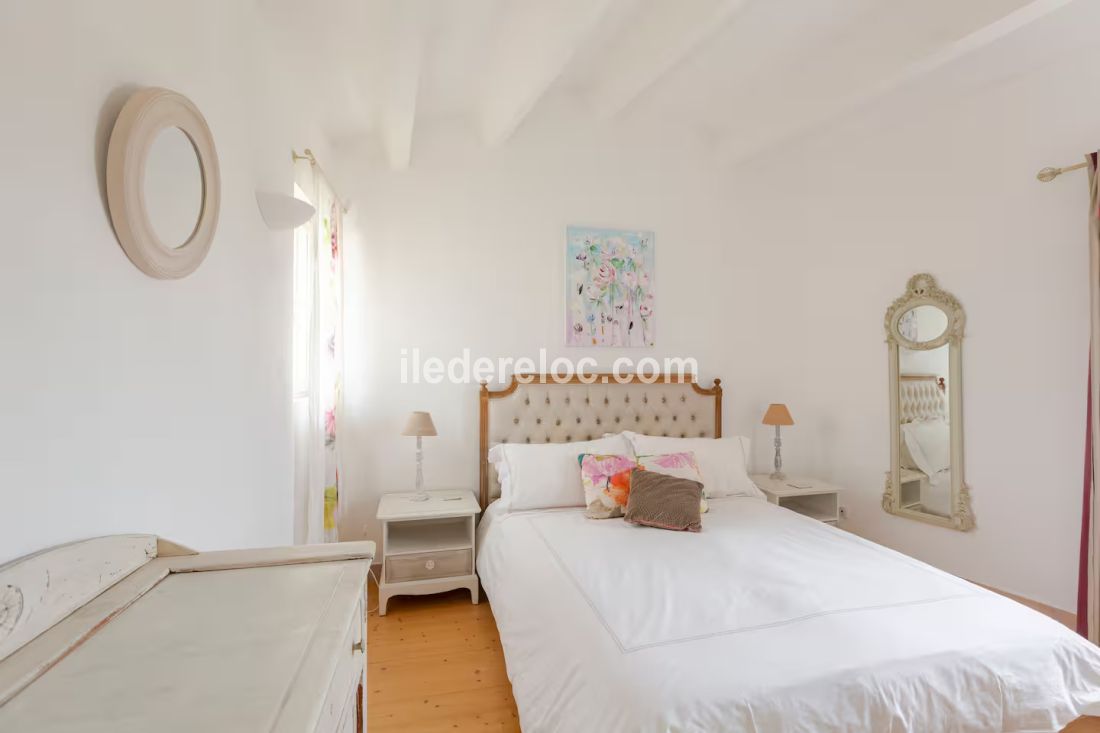 Photo 15 : CHAMBRE d'une maison située à Saint-Martin-de-Ré, île de Ré.