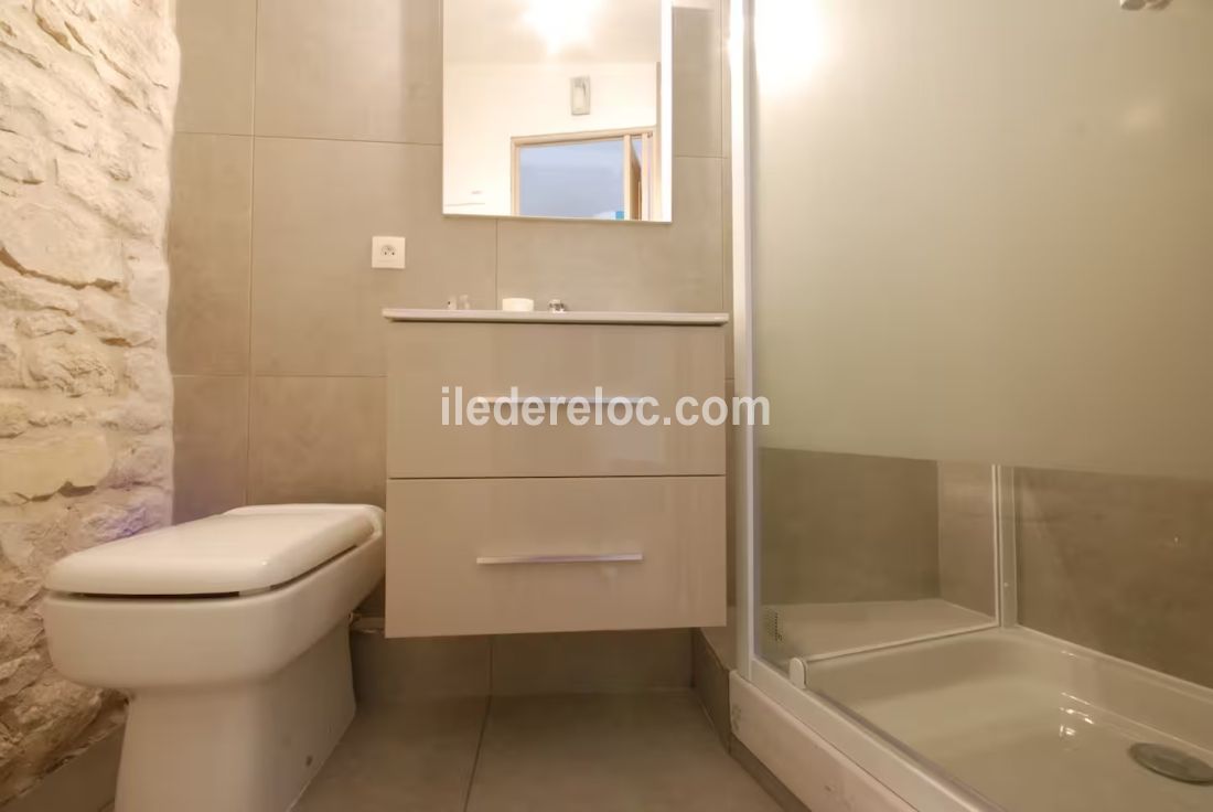 Photo 18 : SALLEDEBAIN d'une maison située à Saint-Martin-de-Ré, île de Ré.