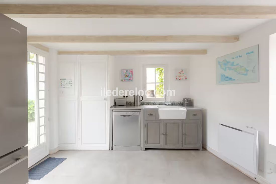 Photo 13 : CUISINE d'une maison située à Saint-Martin-de-Ré, île de Ré.