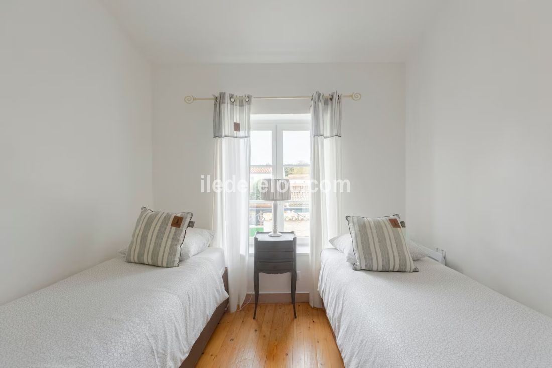 Photo 19 : CHAMBRE d'une maison située à Saint-Martin-de-Ré, île de Ré.