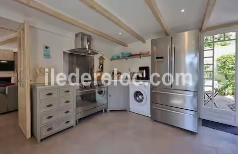 Photo 11 : CUISINE d'une maison situ&eacute;e &agrave; Saint-Martin-de-R&eacute;, &icirc;le de R&eacute;.