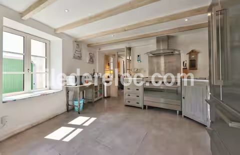 Photo 12 : CUISINE d'une maison situ&eacute;e &agrave; Saint-Martin-de-R&eacute;, &icirc;le de R&eacute;.
