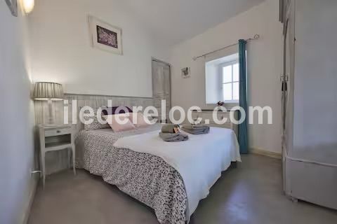 Photo 23 : CHAMBRE d'une maison situ&eacute;e &agrave; Saint-Martin-de-R&eacute;, &icirc;le de R&eacute;.