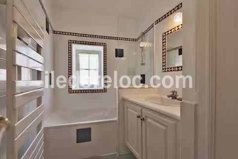 Photo 28 : SALLEDEBAIN d'une maison situ&eacute;e &agrave; Saint-Martin-de-R&eacute;, &icirc;le de R&eacute;.