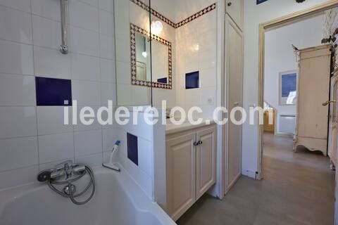 Photo 29 : SALLEDEBAIN d'une maison situ&eacute;e &agrave; Saint-Martin-de-R&eacute;, &icirc;le de R&eacute;.