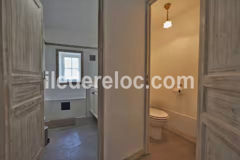 Photo 30 : SALLEDEBAIN d'une maison situ&eacute;e &agrave; Saint-Martin-de-R&eacute;, &icirc;le de R&eacute;.