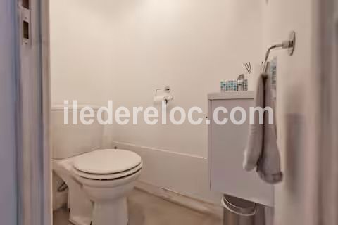 Photo 31 : WC d'une maison situ&eacute;e &agrave; Saint-Martin-de-R&eacute;, &icirc;le de R&eacute;.