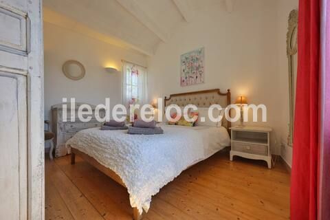 Photo 33 : CHAMBRE d'une maison situ&eacute;e &agrave; Saint-Martin-de-R&eacute;, &icirc;le de R&eacute;.
