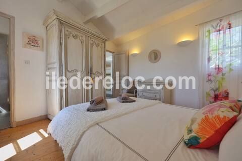 Photo 35 : CHAMBRE d'une maison situ&eacute;e &agrave; Saint-Martin-de-R&eacute;, &icirc;le de R&eacute;.
