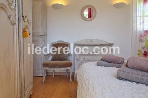 Photo 36 : CHAMBRE d'une maison situ&eacute;e &agrave; Saint-Martin-de-R&eacute;, &icirc;le de R&eacute;.