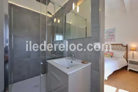 Photo 37 : SALLEDEBAIN d'une maison situ&eacute;e &agrave; Saint-Martin-de-R&eacute;, &icirc;le de R&eacute;.