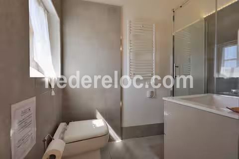 Photo 38 : SALLEDEBAIN d'une maison situ&eacute;e &agrave; Saint-Martin-de-R&eacute;, &icirc;le de R&eacute;.