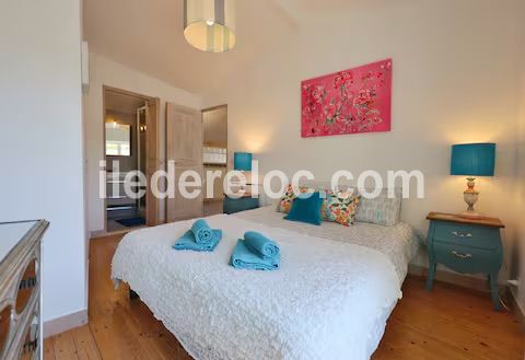 Photo 40 : CHAMBRE d'une maison situ&eacute;e &agrave; Saint-Martin-de-R&eacute;, &icirc;le de R&eacute;.