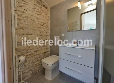 Photo 45 : SALLEDEBAIN d'une maison situ&eacute;e &agrave; Saint-Martin-de-R&eacute;, &icirc;le de R&eacute;.