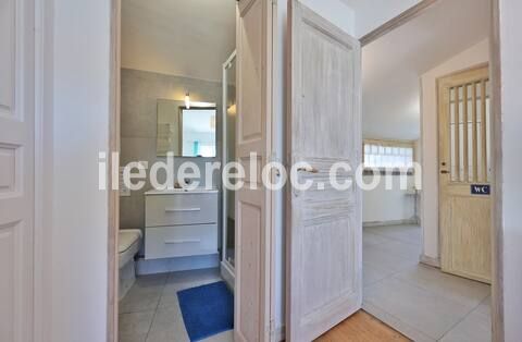 Photo 46 : SALLEDEBAIN d'une maison situ&eacute;e &agrave; Saint-Martin-de-R&eacute;, &icirc;le de R&eacute;.