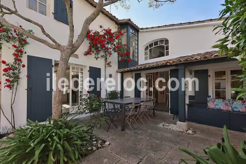 Photo 53 : TERRASSE d'une maison situ&eacute;e &agrave; Saint-Martin-de-R&eacute;, &icirc;le de R&eacute;.