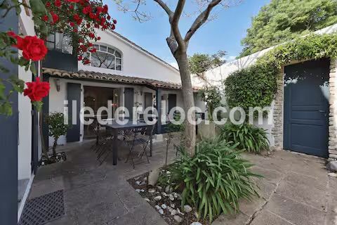 Photo 54 : TERRASSE d'une maison situ&eacute;e &agrave; Saint-Martin-de-R&eacute;, &icirc;le de R&eacute;.