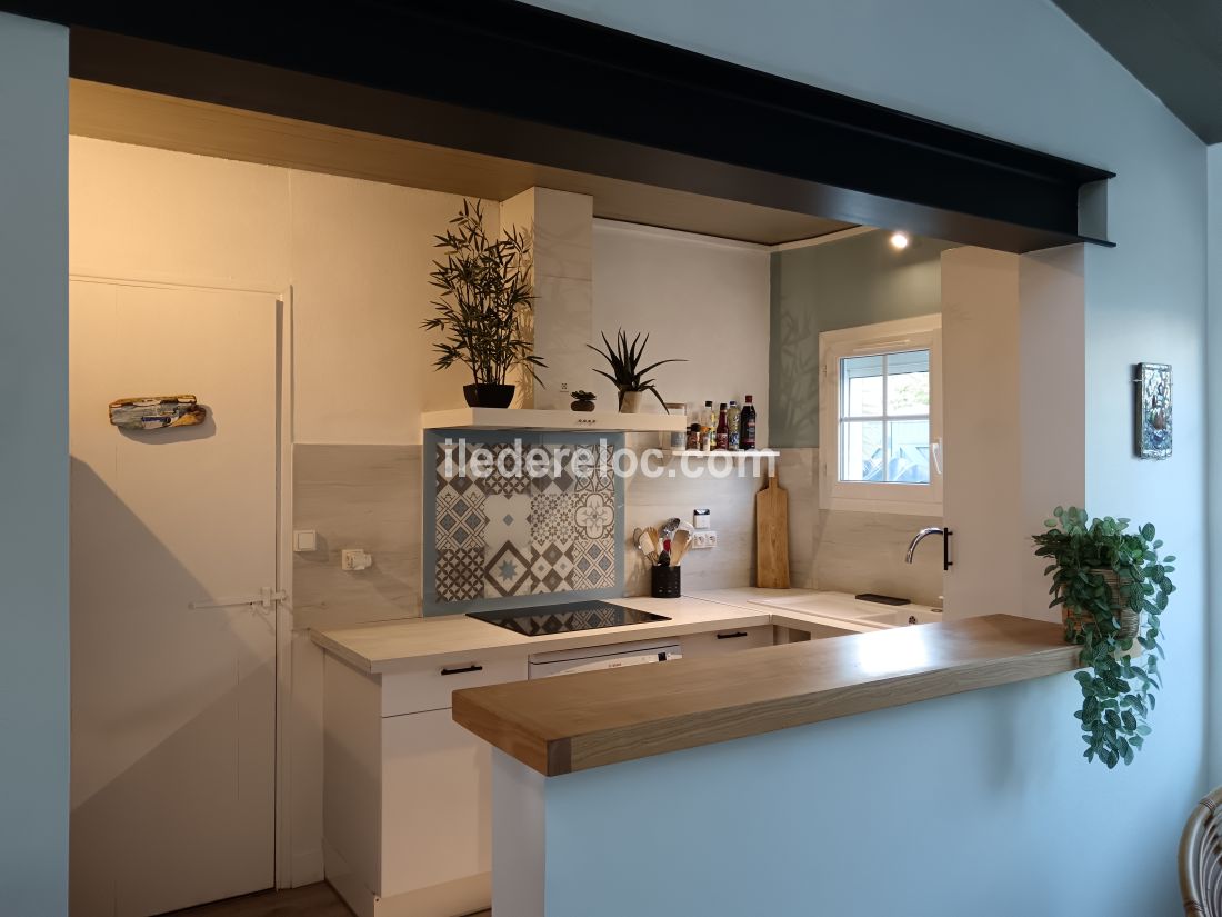Photo 5 : CUISINE d'une maison située à La Couarde-sur-mer, île de Ré.