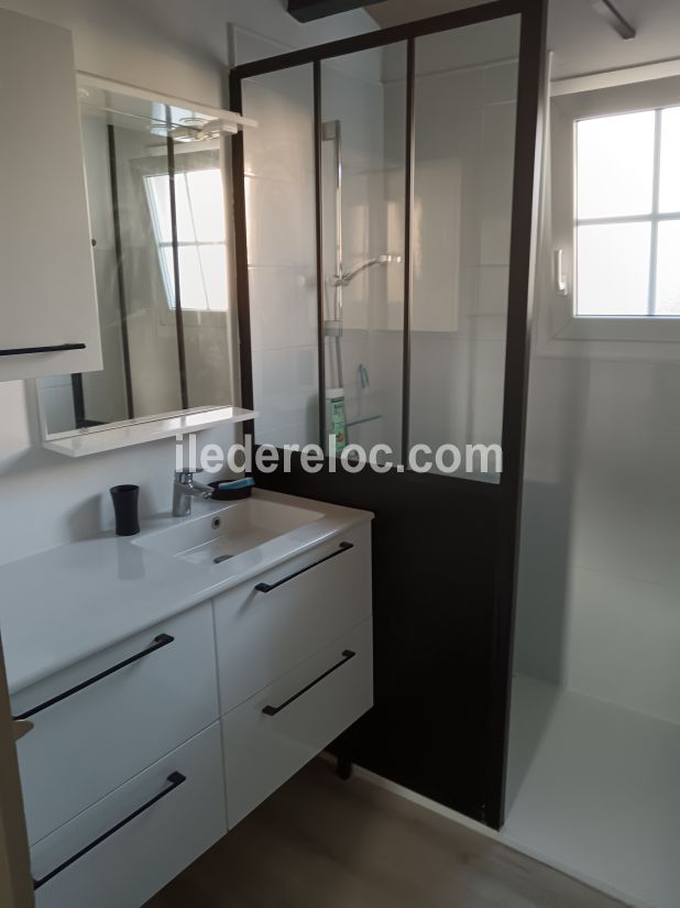 Photo 8 : SALLEDEBAIN d'une maison située à La Couarde-sur-mer, île de Ré.