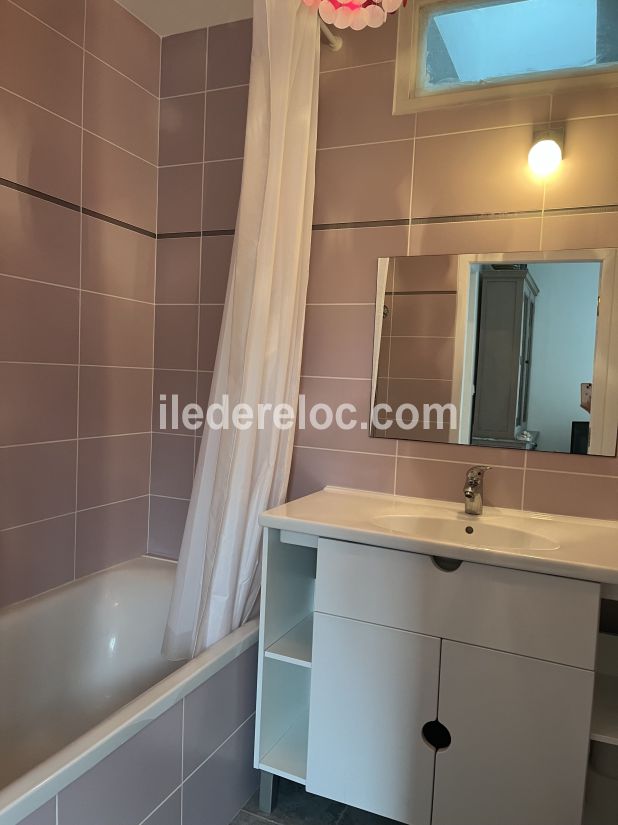Photo 15 : SALLEDEBAIN d'une maison située à Saint-Clément-des-Baleines, île de Ré.