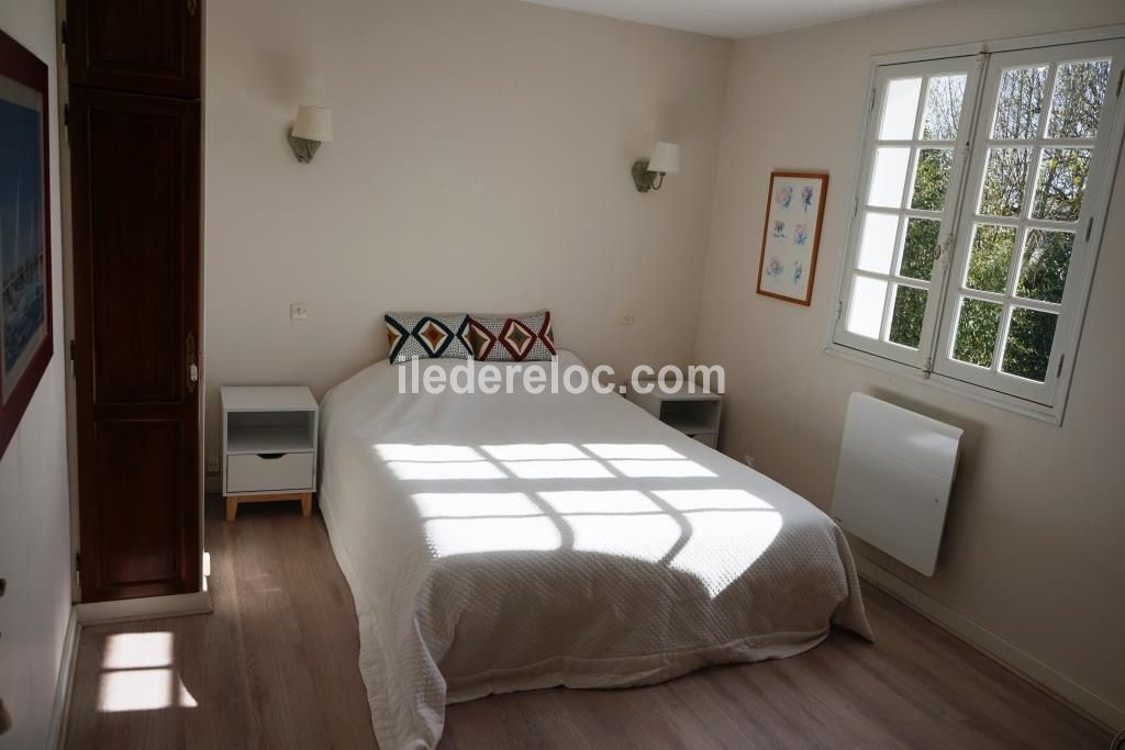 Photo 8 : CHAMBRE d'une maison située à Ars en Ré, île de Ré.
