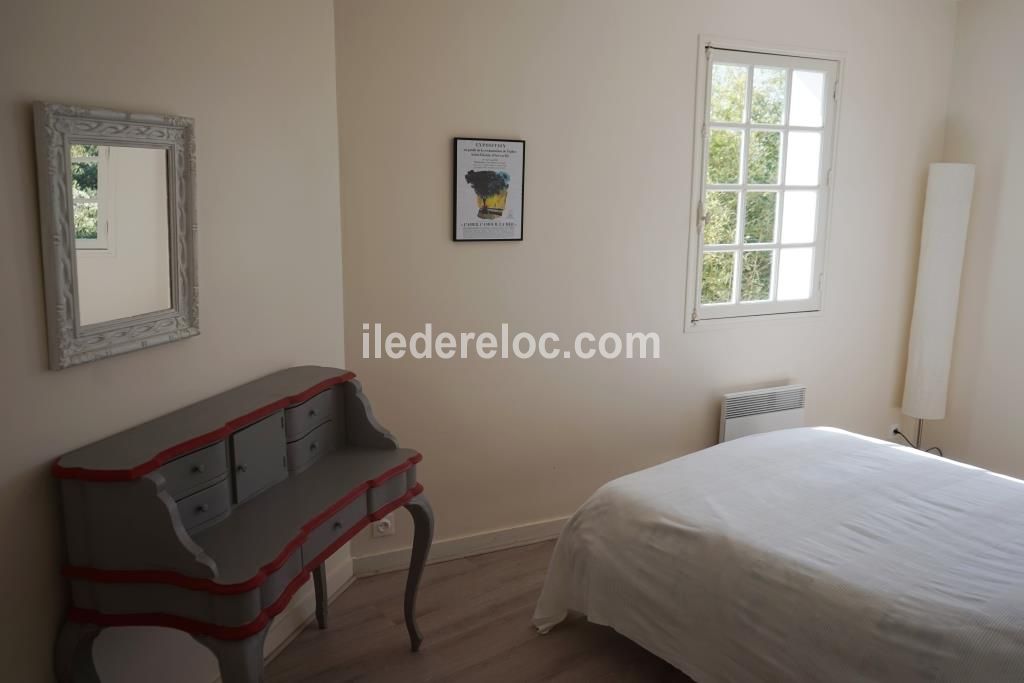 Photo 12 : CHAMBRE d'une maison située à Ars en Ré, île de Ré.