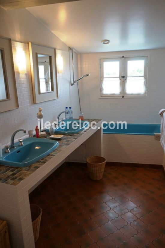 Photo 17 : SALLEDEBAIN d'une maison située à Ars en Ré, île de Ré.