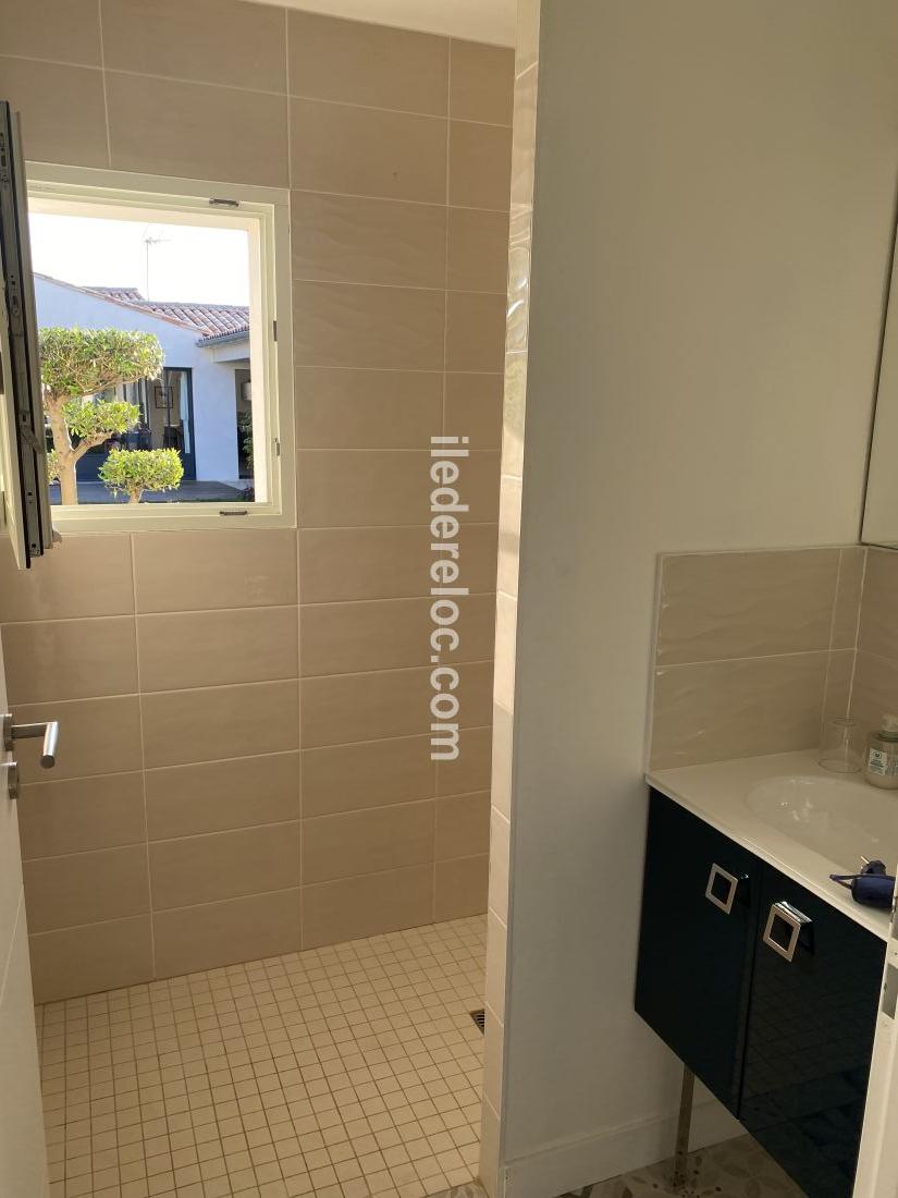 Photo 13 : SALLEDEBAIN d'une maison située à Saint-Clément-des-Baleines, île de Ré.