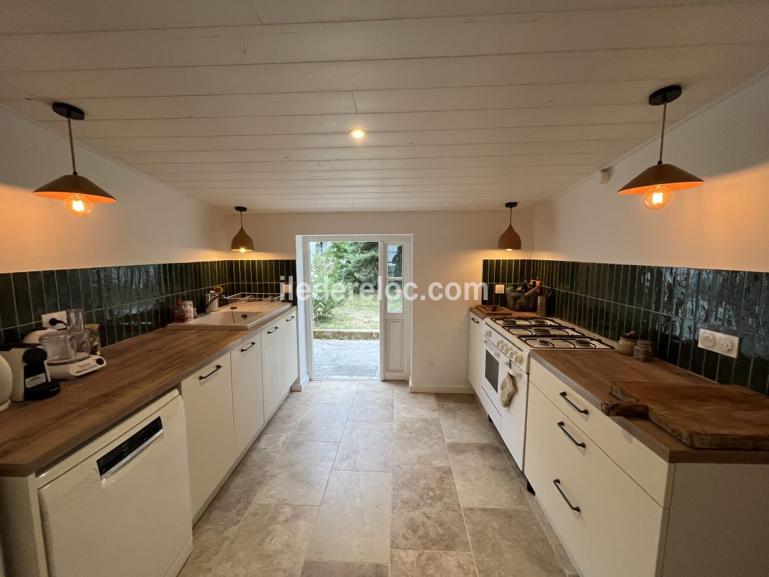 Photo 5 : CUISINE d'une maison située à Loix, île de Ré.