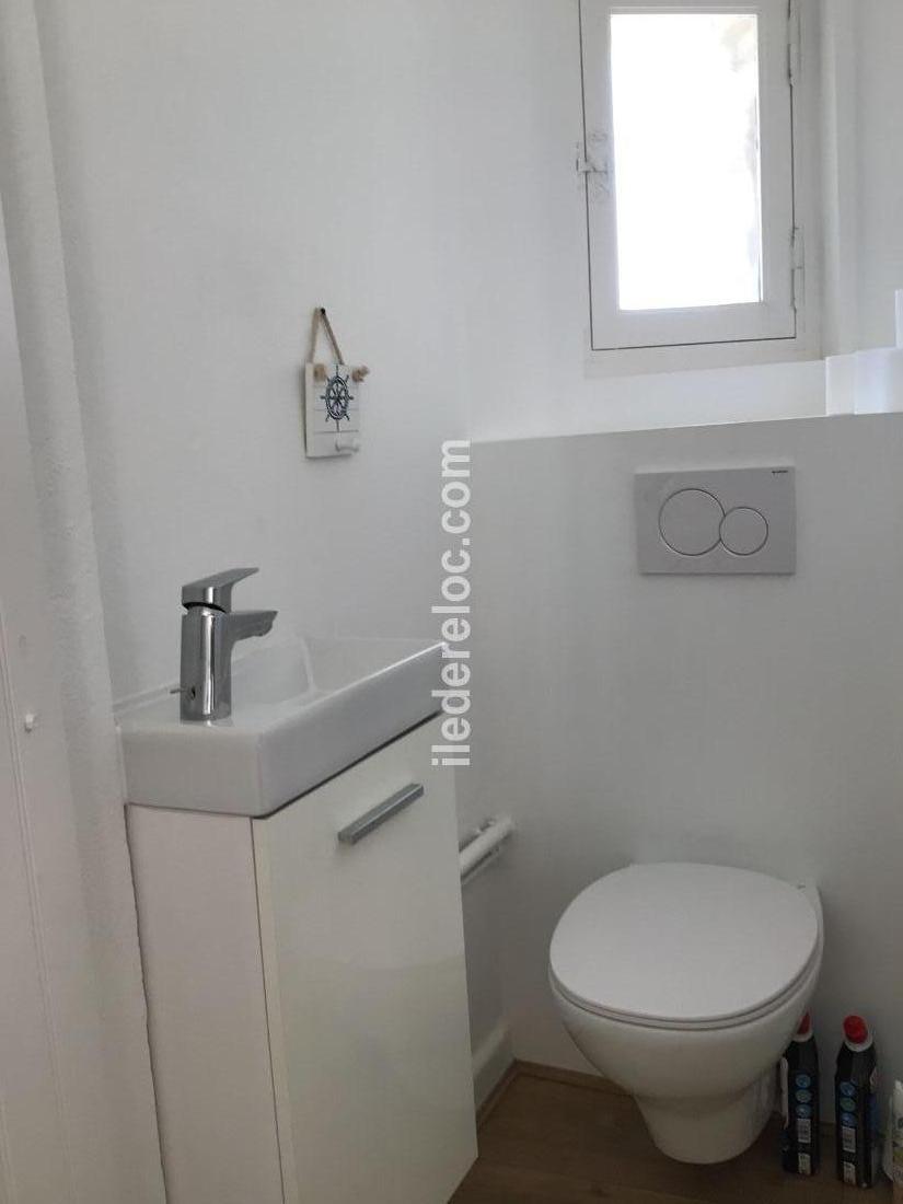 Photo 8 : SALLEDEBAIN d'une maison située à Rivedoux-Plage, île de Ré.