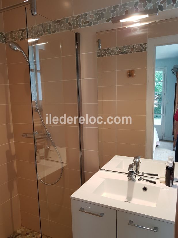 Photo 9 : SALLEDEBAIN d'une maison située à Ars en Ré, île de Ré.