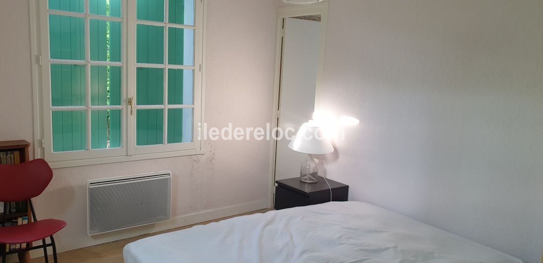 Photo 10 : CHAMBRE d'une maison située à Ars en Ré, île de Ré.