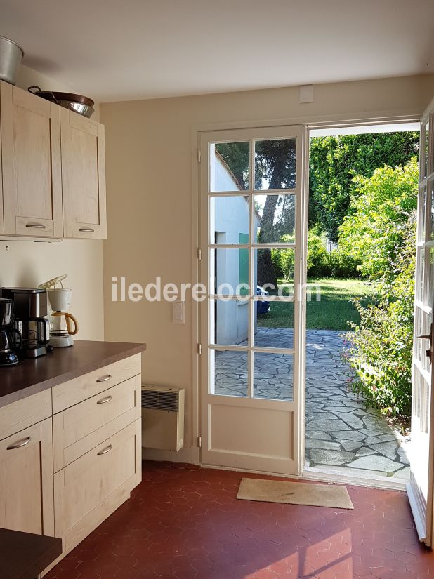 Photo 4 : CUISINE d'une maison située à Ars en Ré, île de Ré.