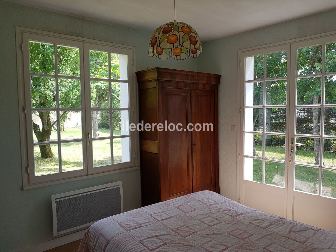 Photo 8 : CHAMBRE d'une maison située à Ars en Ré, île de Ré.