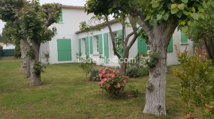 Ile de Ré:Maison dans un jardin clos, proche du centre