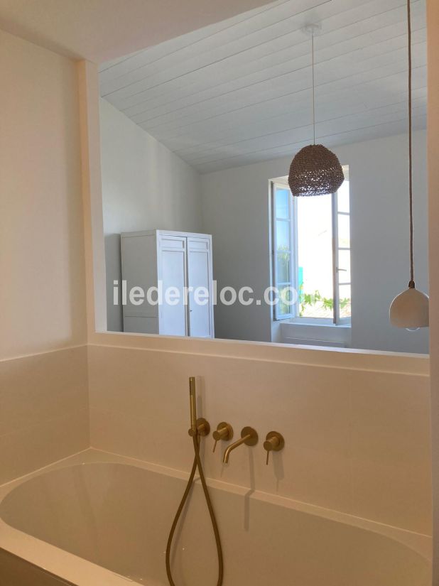 Photo 15 : CHAMBRE d'une maison située à Sainte-Marie-de-Ré, île de Ré.