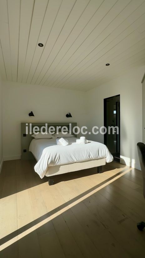 Photo 9 : CHAMBRE d'une maison situ&eacute;e &agrave; Le Bois-Plage-en-R&eacute;, &icirc;le de R&eacute;.