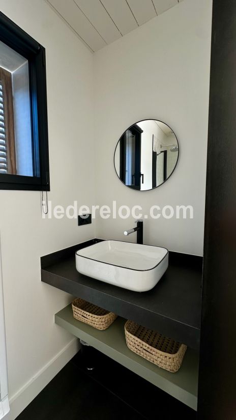 Photo 10 : SALLEDEBAIN d'une maison situ&eacute;e &agrave; Le Bois-Plage-en-R&eacute;, &icirc;le de R&eacute;.