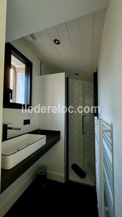 Photo 12 : SALLEDEBAIN d'une maison situ&eacute;e &agrave; Le Bois-Plage-en-R&eacute;, &icirc;le de R&eacute;.