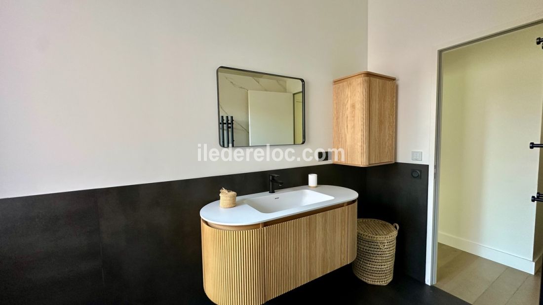 Photo 8 : SALLEDEBAIN d'une maison situ&eacute;e &agrave; Le Bois-Plage-en-R&eacute;, &icirc;le de R&eacute;.