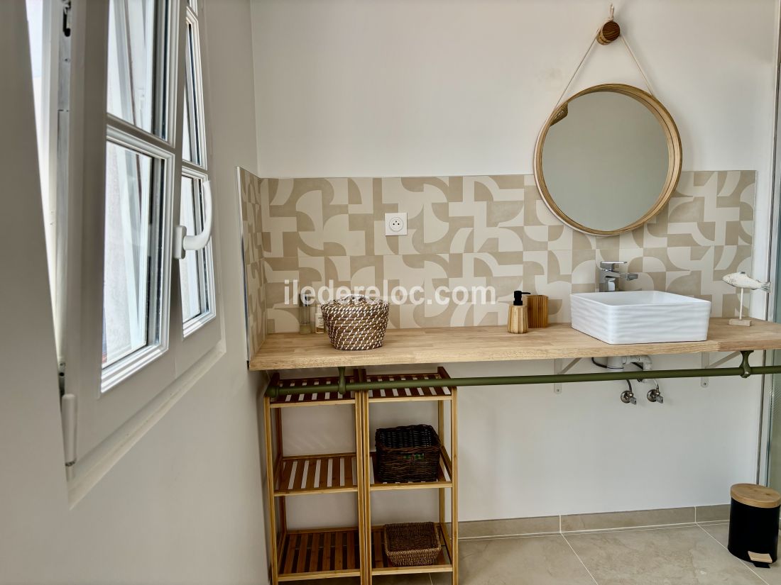 Photo 21 : SALLEDEBAIN d'une maison située à La Flotte-en-Ré, île de Ré.