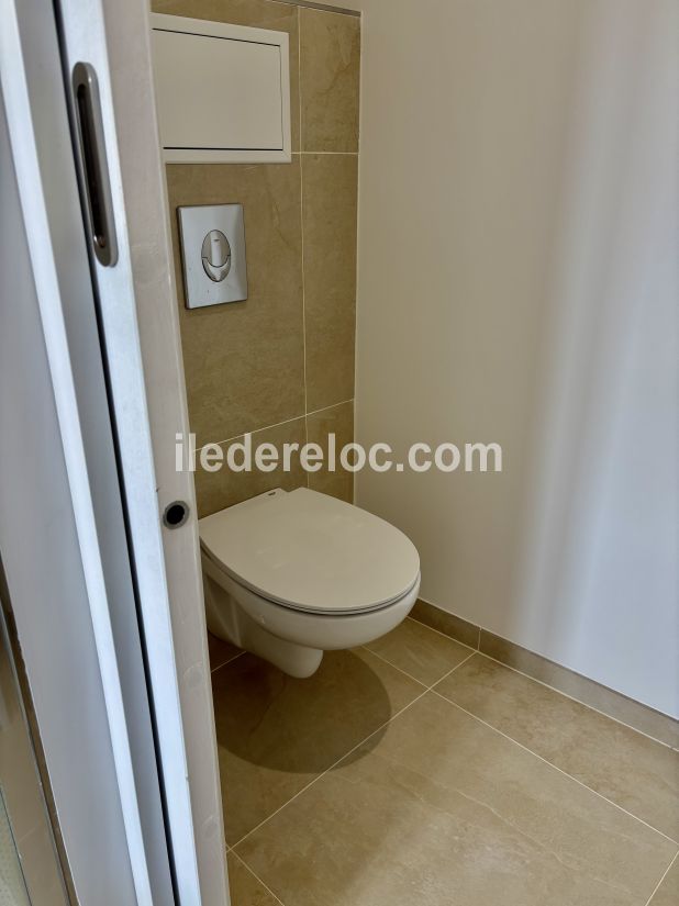 Photo 20 : WC d'une maison située à La Flotte-en-Ré, île de Ré.